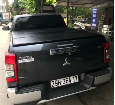 Chi tiết nắp thùng 3 tấm cho xe bán tải Triton