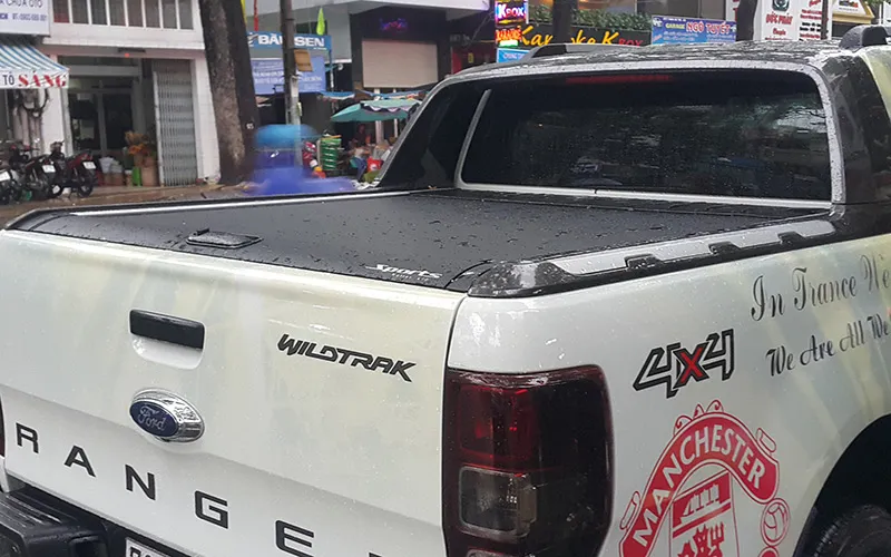 Nắp thùng kiểu trượt tiện lợi, gọn gàng, phù hợp với xe bán tải đa dụng