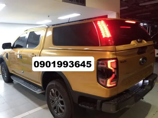 Nắp thùng cao có đèn LED hông lắp trên Ford Ranger, cung cấp không gian chứa đồ lớn và vẻ ngoài sang trọng