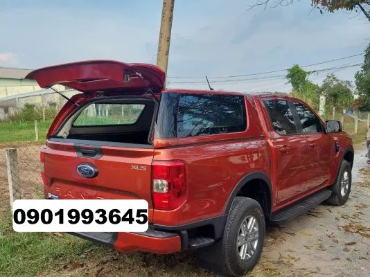 Nắp thùng cao của xe bán tải Ford Ranger 2023 màu đen bóng