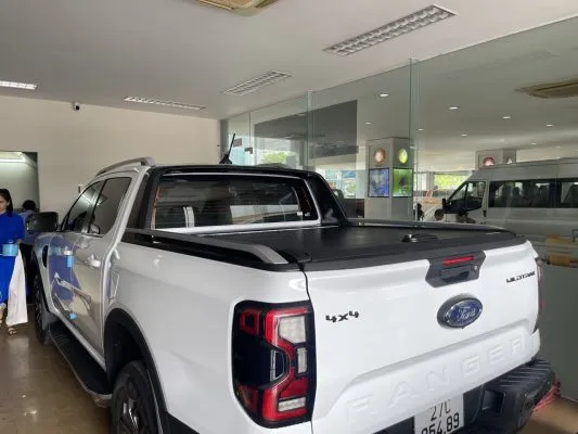 Nắp thùng cuộn cơ trên xe bán tải Ford Ranger Wildtrak 2023