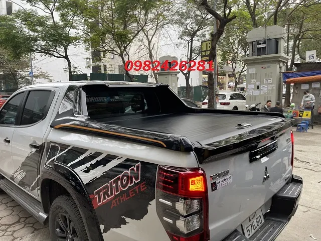 Nắp thùng cuộn xe bán tải Triton Athlete 2023 kết hợp thanh thể thao