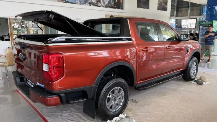 Nắp thùng thấp Ford Ranger 2023 được thiết kế ôm khít thùng xe
