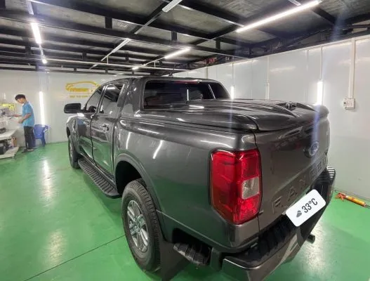 Cấu tạo bên trong của nắp thùng thấp mở 45 độ trên Ford Ranger