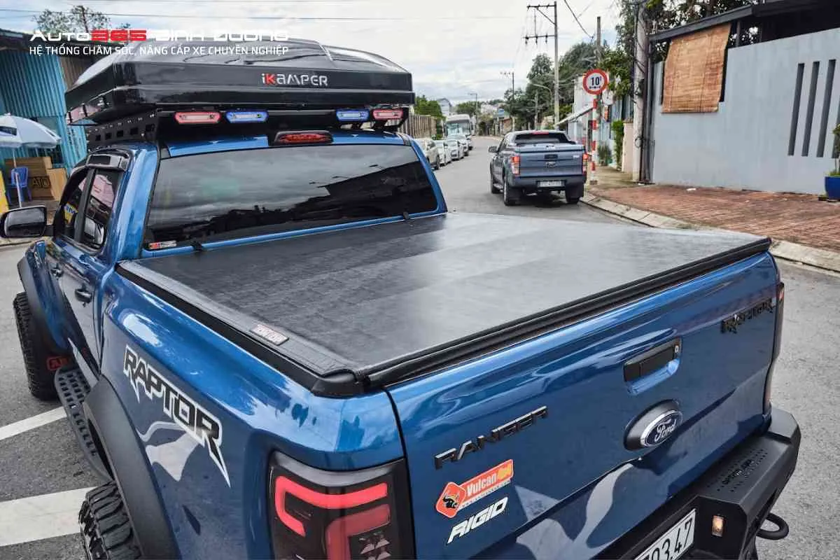 Nắp thùng cuộn bạt thiết kế gọn nhẹ, bảo quản hàng hóa khá tốt