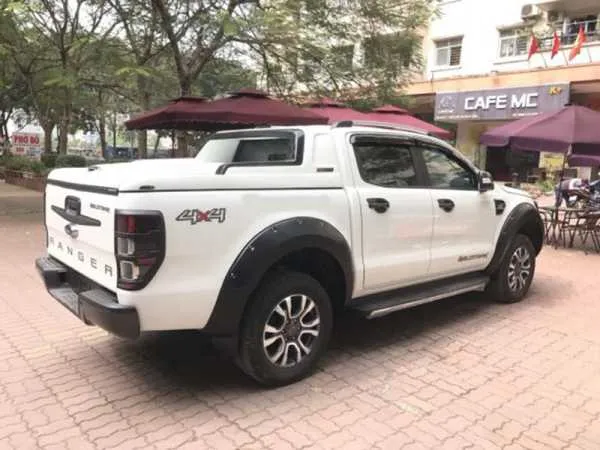 Thùng xe bán tải Ford Ranger đã lắp nắp thùng cuộn
