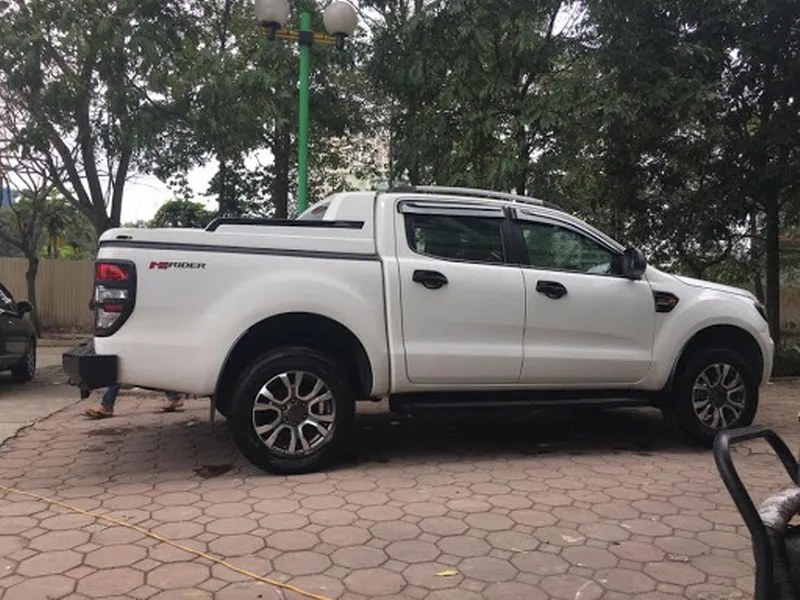 Nắp thùng thấp cho xe Ford Ranger có thiết kế gọn nhẹ, mẫu mã đa dạng