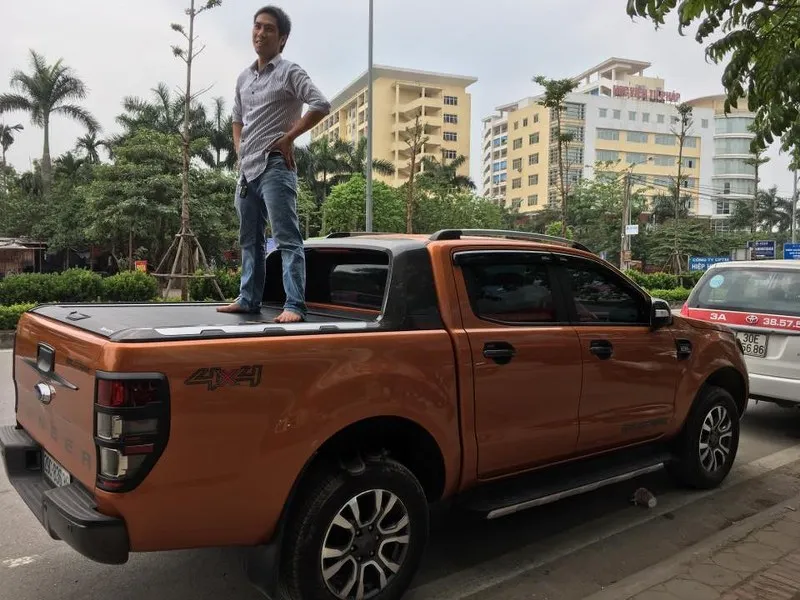 Nắp thùng thấp cho xe bán tải Ford Ranger mở lên 45 độ