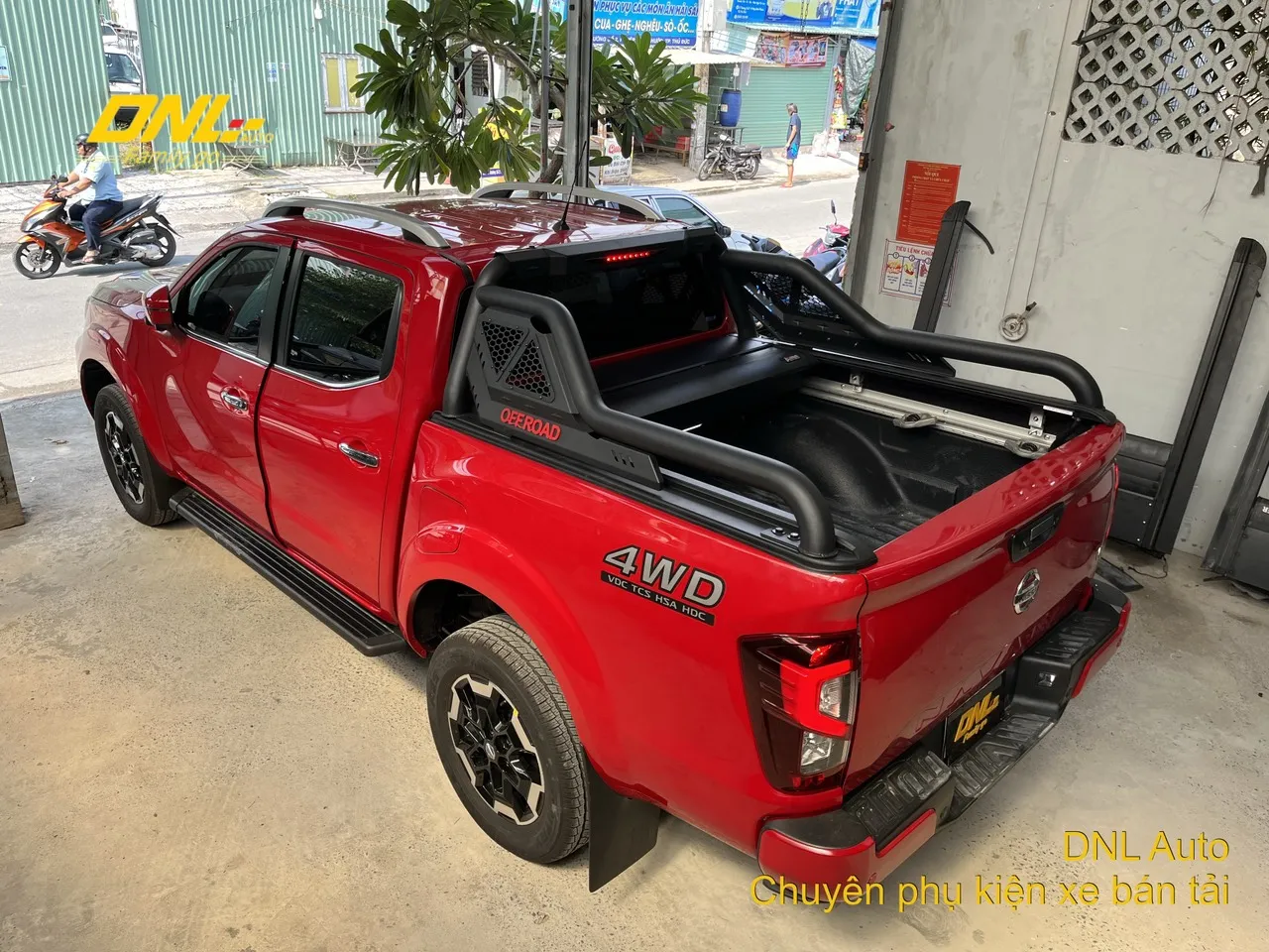 Nắp thùng cuộn điện cao cấp được lắp đặt trên Nissan Navara 2023