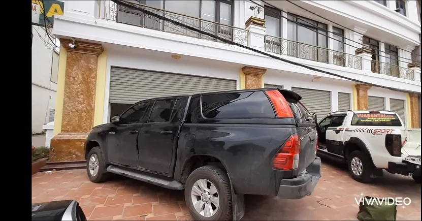 Mẫu nắp thùng xe bán tải cao Toyota Hilux tích hợp đèn hậu LED hiện đại