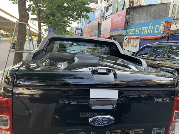 Nắp thùng thấp xe bán tải Ford Ranger XLS hoàn thiện tại Rambo Auto, tăng tính thể thao cho xe