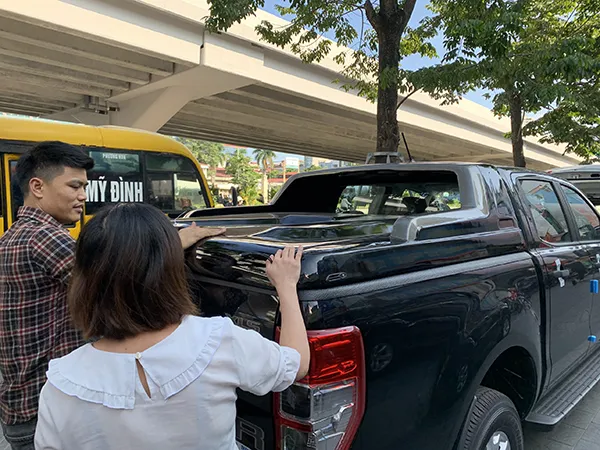Nắp thùng xe bán tải Ford Ranger XLS được lắp đặt với đội ngũ kỹ thuật viên tay nghề cao