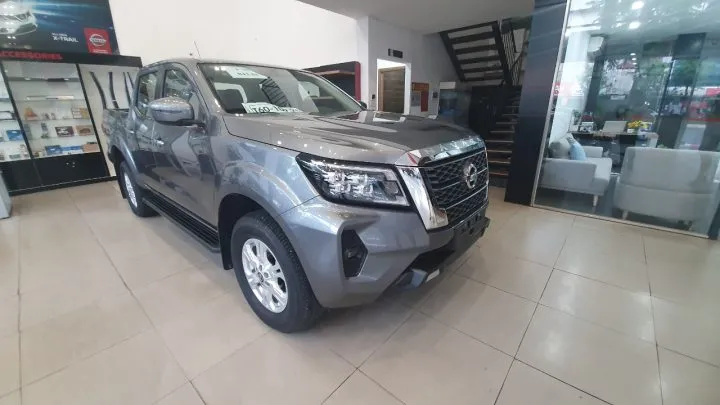 Nissan Navara VE 1 cầu số tự động màu trắng, xe bán tải nhập khẩu Thái Lan