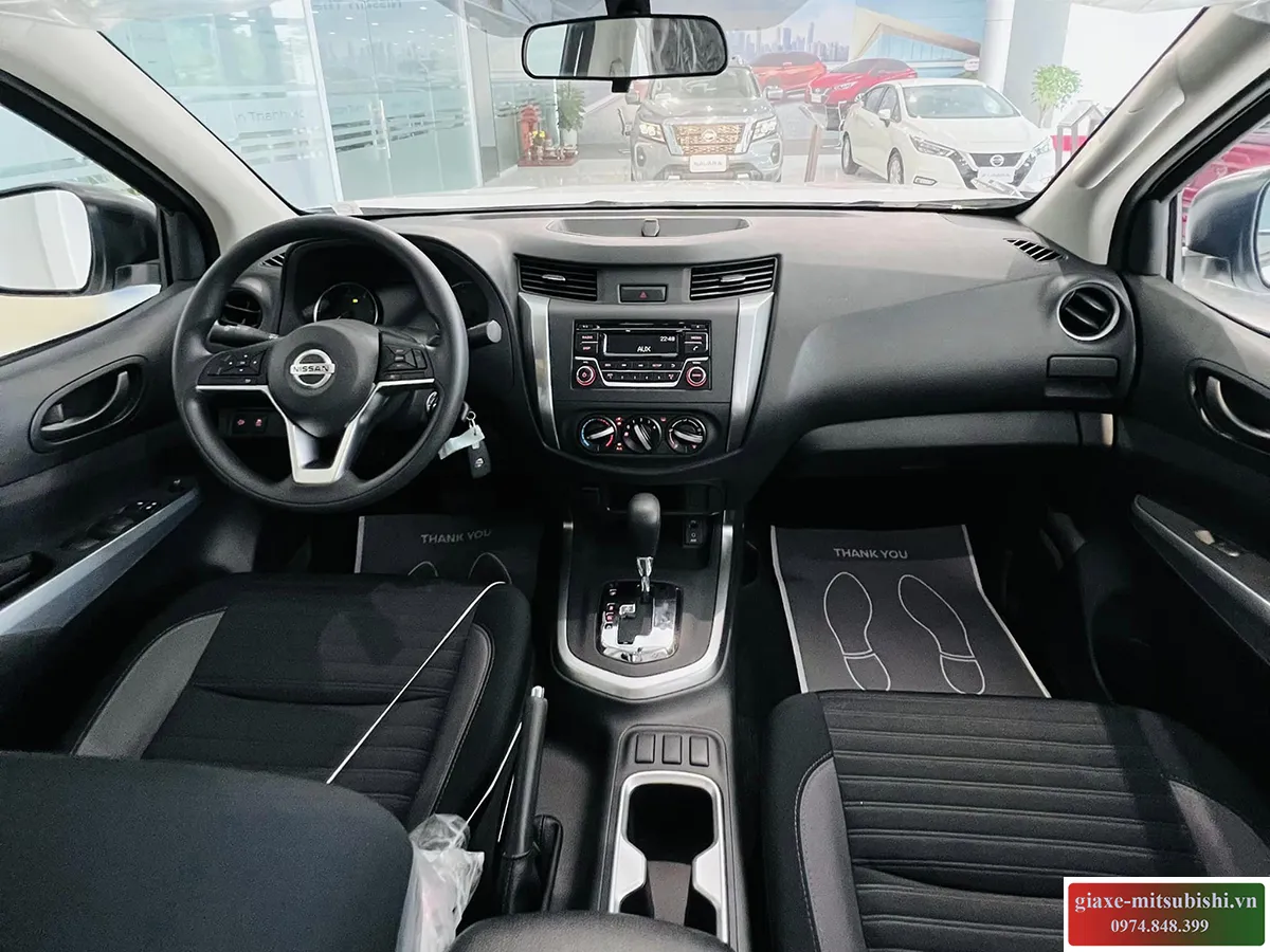 Nội thất xe bán tải Nissan Navara 2023 với ghế da và màn hình lớn