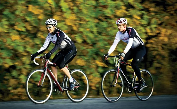 Người đạp xe đạp nên sử dụng mũ bảo hiểm nhằm đảm bảo an toàn cho bản thân