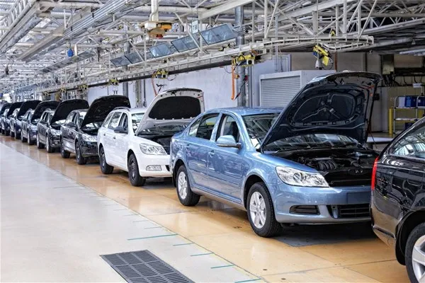 Sinh viên Công nghệ Kỹ thuật Ô tô đang thực hành lắp ráp và sửa chữa động cơ tại xưởng thực hành chuyên nghiệp