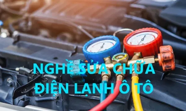 Kỹ thuật viên đang kiểm tra hệ thống điều hòa ô tô