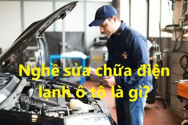 Kỹ thuật viên đang sử dụng máy đo áp suất gas điều hòa