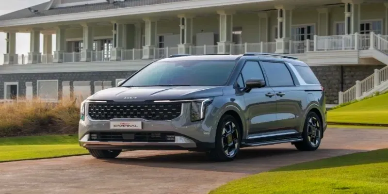 Ngoại thất mạnh mẽ và lưới tản nhiệt đặc trưng của Kia Carnival là lời giải cho mua xe ô tô 7 chỗ nên mua loại nào