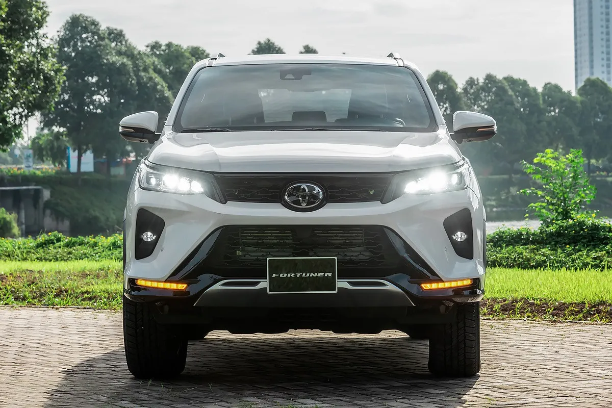Hình ảnh ngoại thất xe ô tô Fortuner 2022 từ góc nghiêng