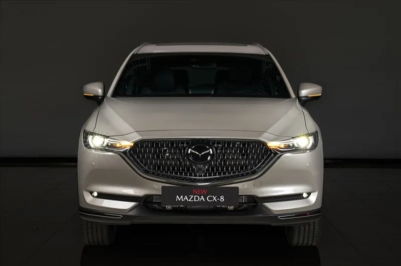 Đầu xe Mazda CX-8 mới