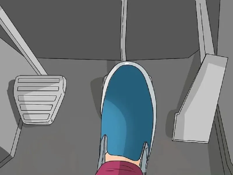 Người lái cần chú ý nhả chân côn từ từ, không nhả côn đột ngột