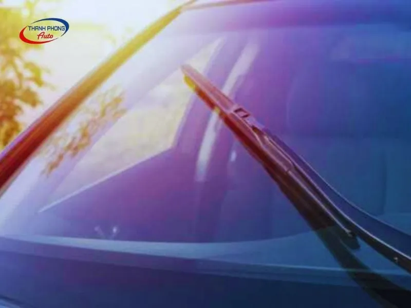 Nguyên nhân nào khiến kính chắn gió ô tô bị mờ?