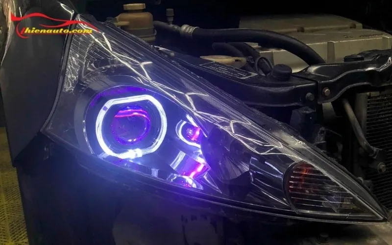 Giới thiệu đèn pha ô tô bị rạn