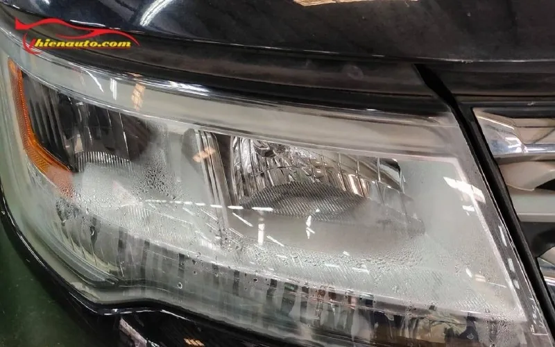 Lý do đèn pha ô tô bị rạn