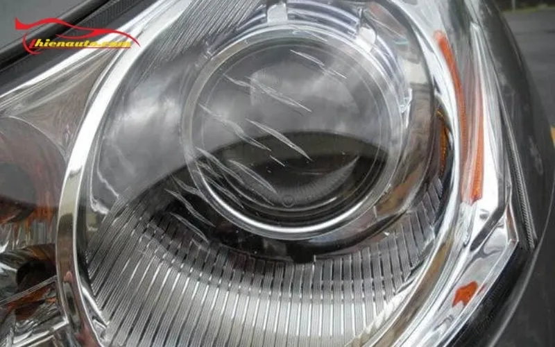 Tại sao cần khắc phục đèn pha ô tô bị rạn