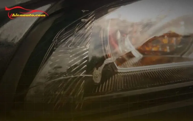 Cách xử lý đèn pha ô tô bị rạn nứt