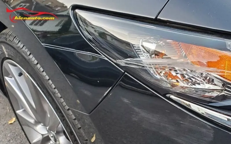 Đèn pha ô tô bị rạn do gặp tình huống bất ngờ