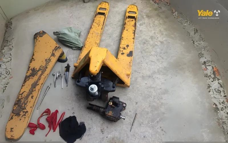 Xe nâng tay bị rỉ sét có thể khiến hoạt động bơm không không lên