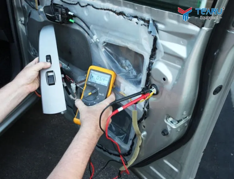 cách sửa chữa xe ô tô: Thay thế linh kiện mô tơ nâng hạ kính