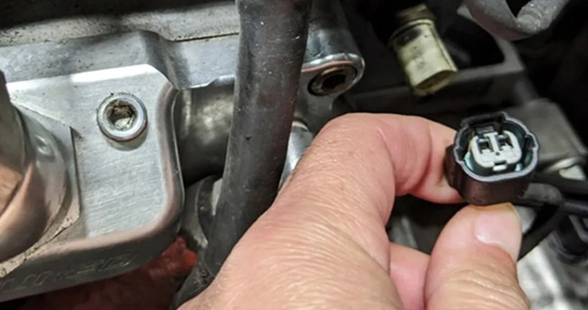 Kiểm tra giắc cắm cảm biến nhiệt độ nước làm mát động cơ ô tô