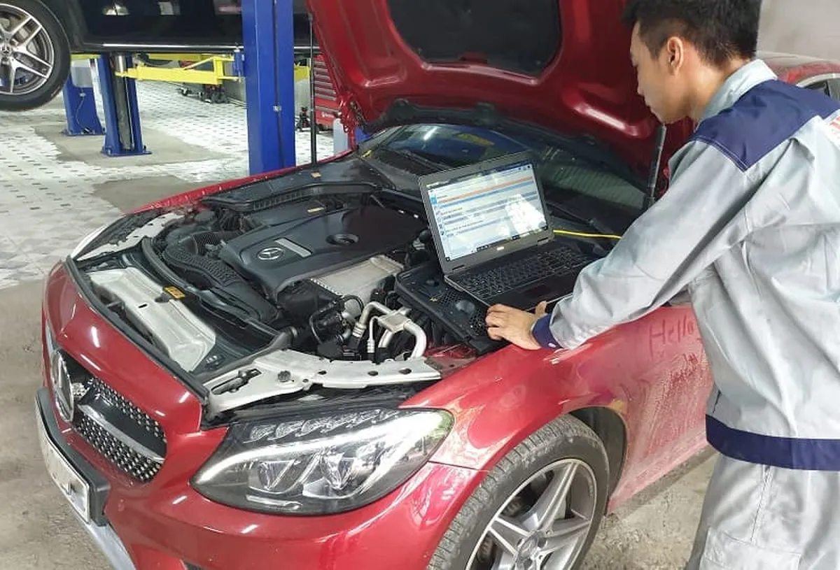 Chẩn đoán lỗi động cơ bằng máy quét OBD-II hiện đại