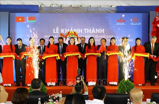 Nghi thức cắt băng khánh thành nhà máy sản xuất và lắp ráp ô tô MAZ ASIA tại Hưng Yên