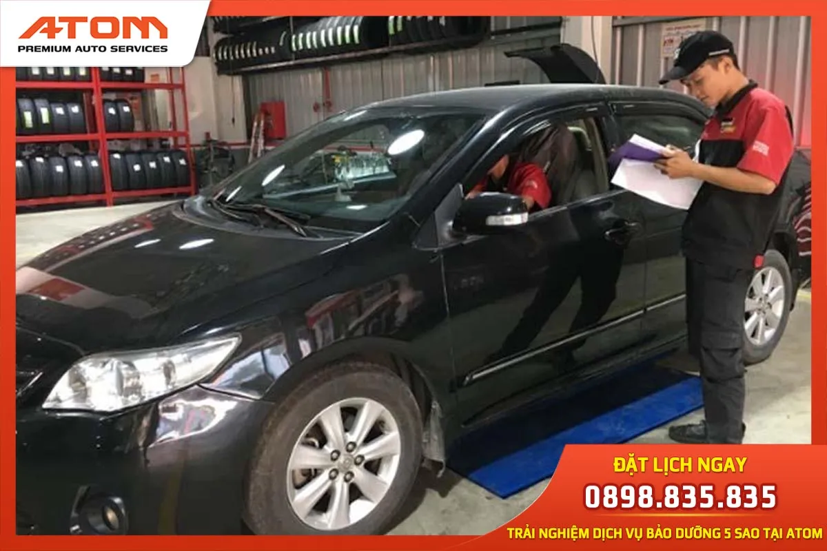 Kỹ thuật viên ATOM tiếp nhận và đánh giá tổng quát tình trạng xe ô tô máy dầu
