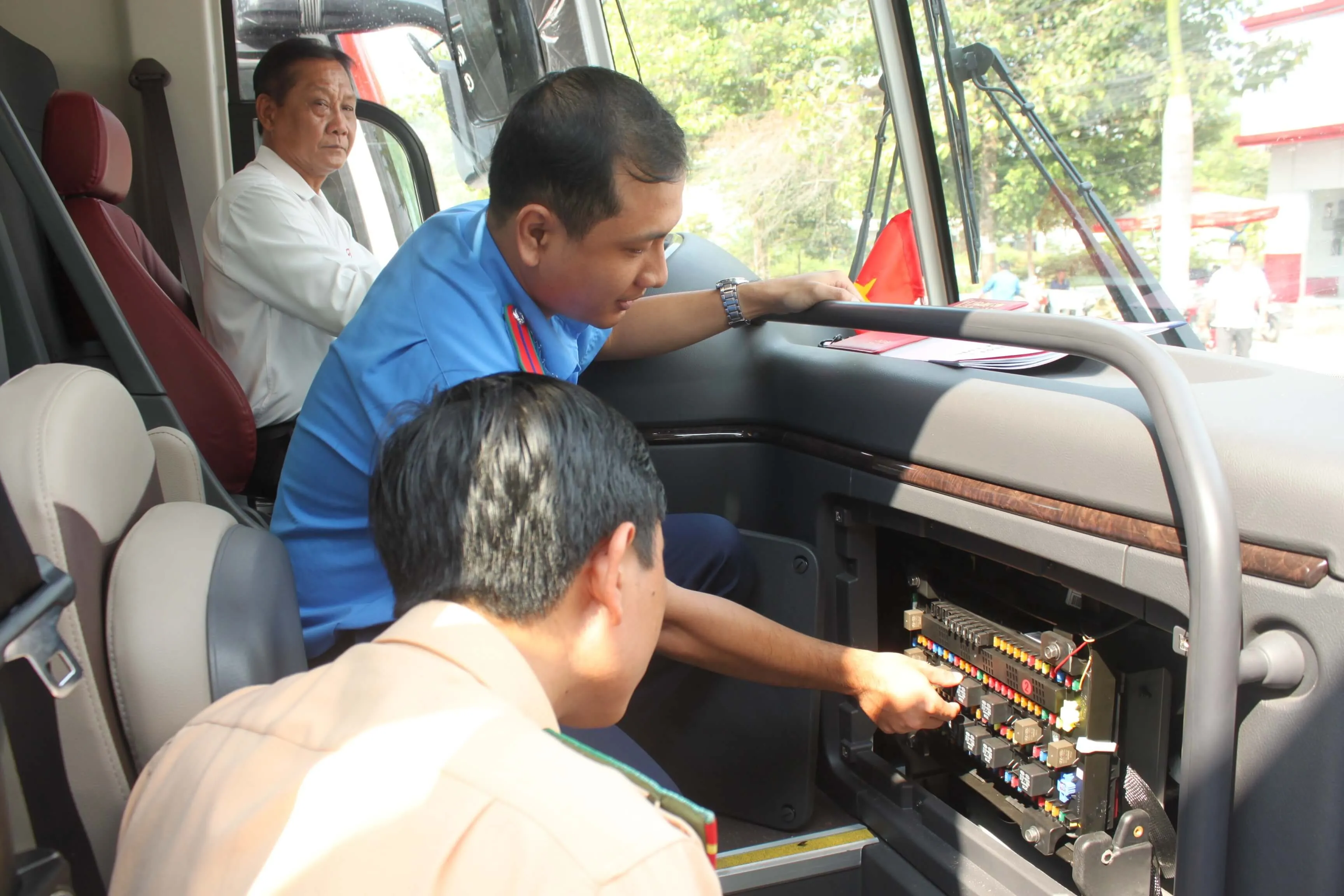 Lơ xe thực hiện nhiều công việc từ bốc vác đến hỗ trợ hành khách