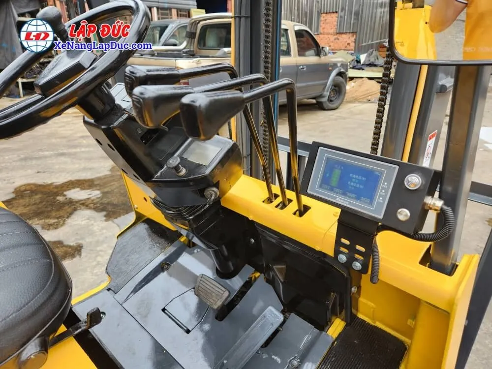 Xe nâng điện 2 tấn Nhật Bản sử dụng pin Lithium có thể sử dụng liên tục 8 giờ mà không hết pin