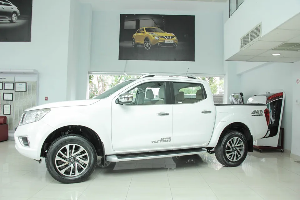 Thân xe Nissan Navara 2018 nổi bật với những đường gân dập nổi chạy xuống đuôi xe