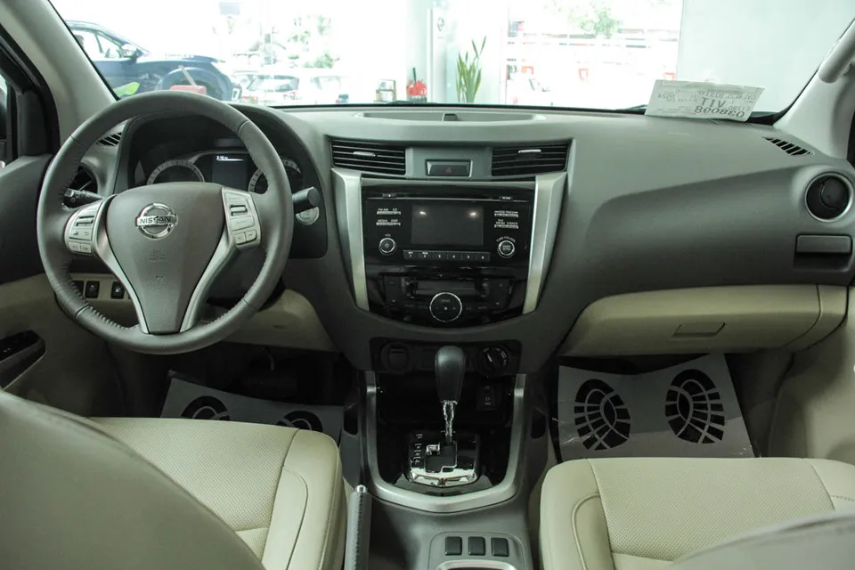 Nội thất trên  Xe bán tải Nissan Navara 2018 đầy đủ tiện nghi, tập trung vào tính thực dụng