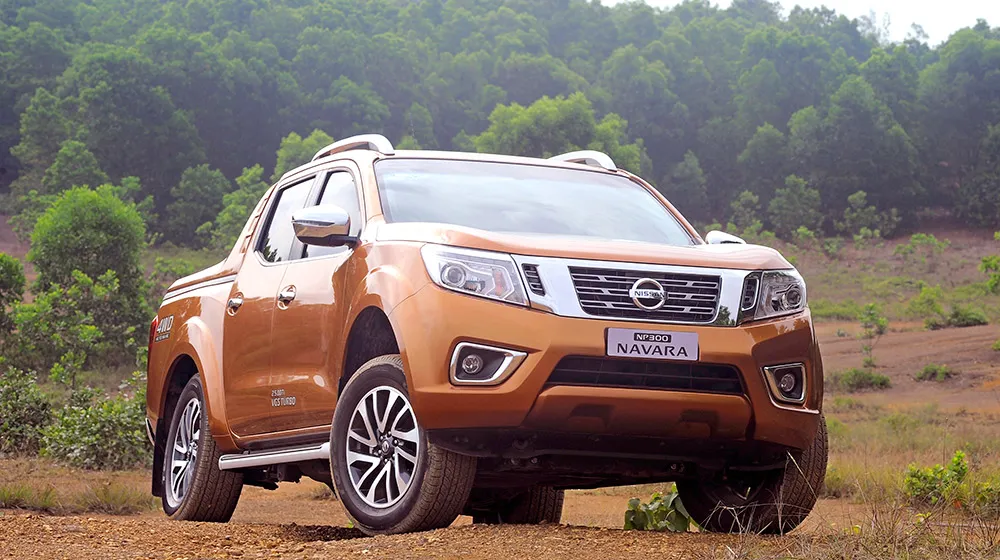 Ngoại hình tổng thể Nissan Navara 2012 với đường nét cứng cáp và lazang hợp kim 16 inch