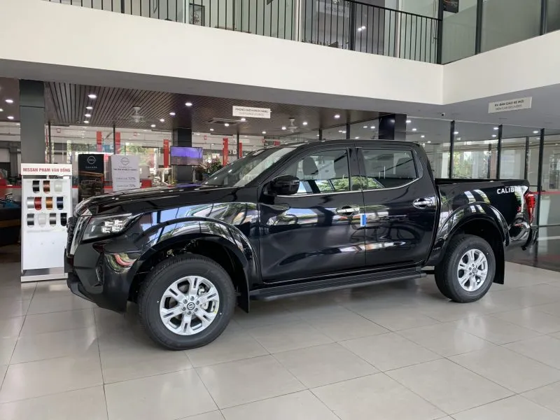 Toàn cảnh thân xe xe bán tải navara EL 2WD tiêu chuẩn, trang bị lazang 17 inch