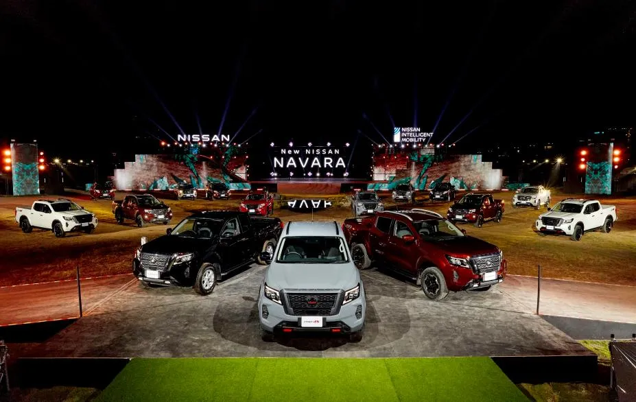 Hình ảnh xe bán tải Nissan Navara NP300 4x2MT màu đen đang di chuyển trên đường phố