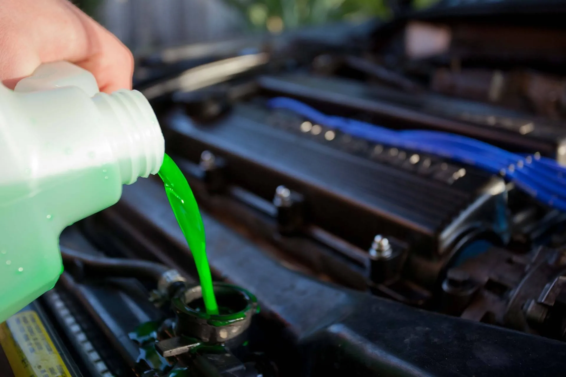 Kiểm tra mực nước và allintitle:cách châm nước làm mát xe ô tô