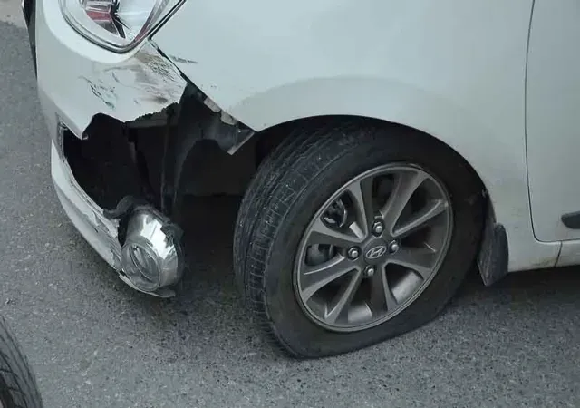 Nổ lốp ô tô có thể gây tai nạn liên hoàn