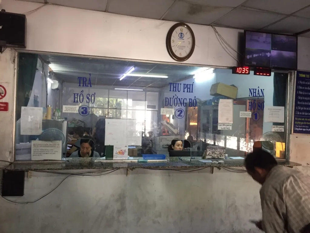 Quầy thu phí bảo trì đường bộ tại trung tâm đăng kiểm