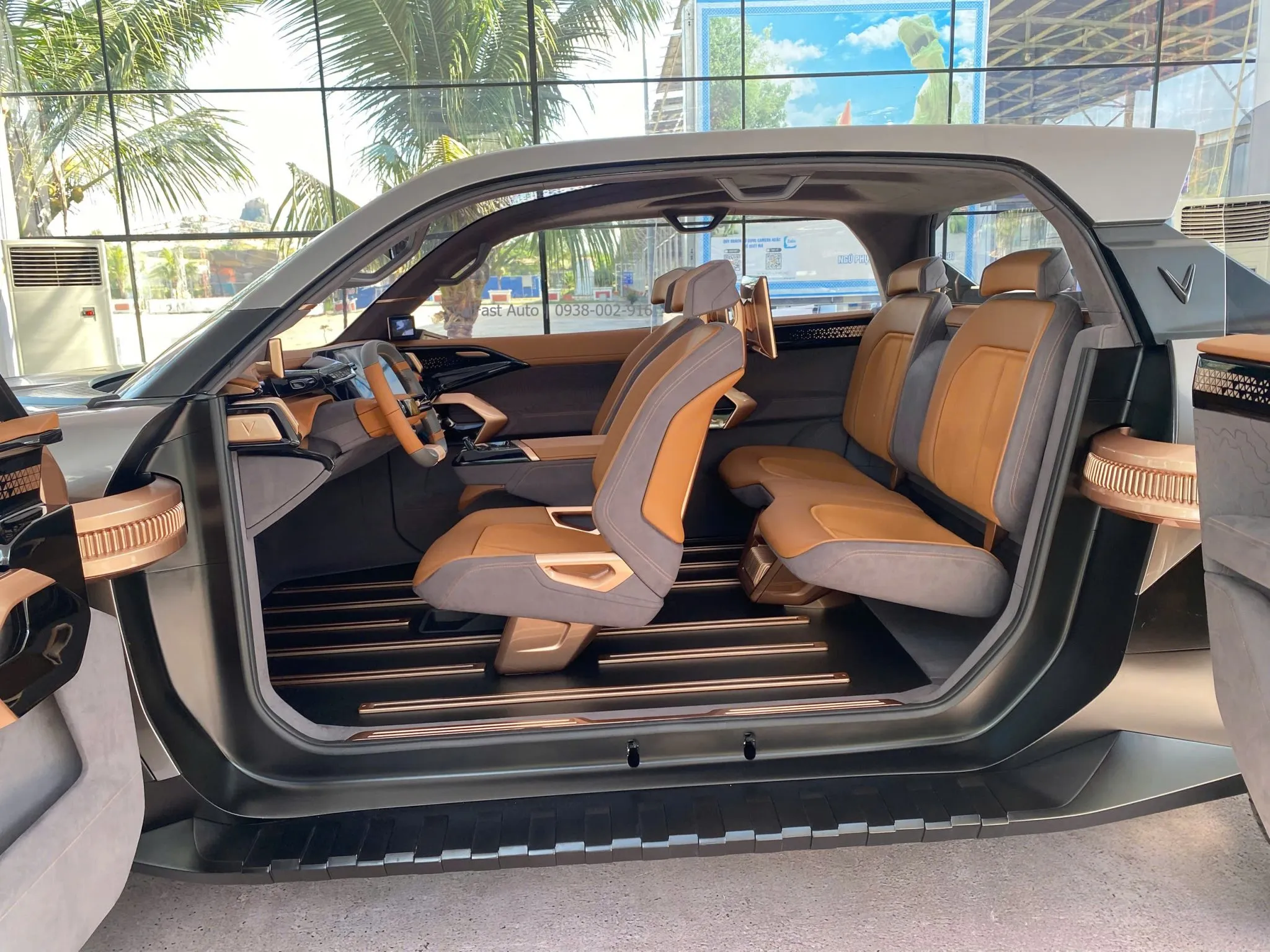 Thiết kế nội thất công nghệ cao và tiện nghi của VF Wild với màn hình lớn