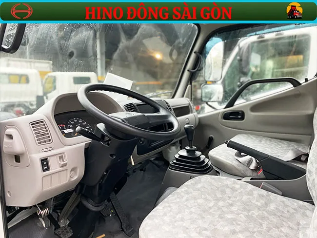 Nội thất cabin xe Hino Dutro 300 series nhập khẩu dùng đóng xe ben 3 khối với hệ thống ghế da và tiện nghi đầy đủ